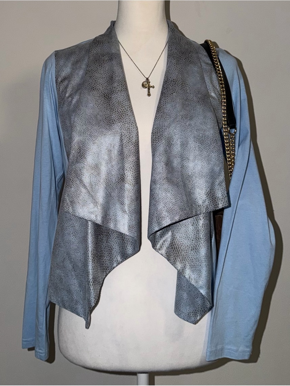 2000s vintage style cropped metallic snake animal print pattern shrug jacket